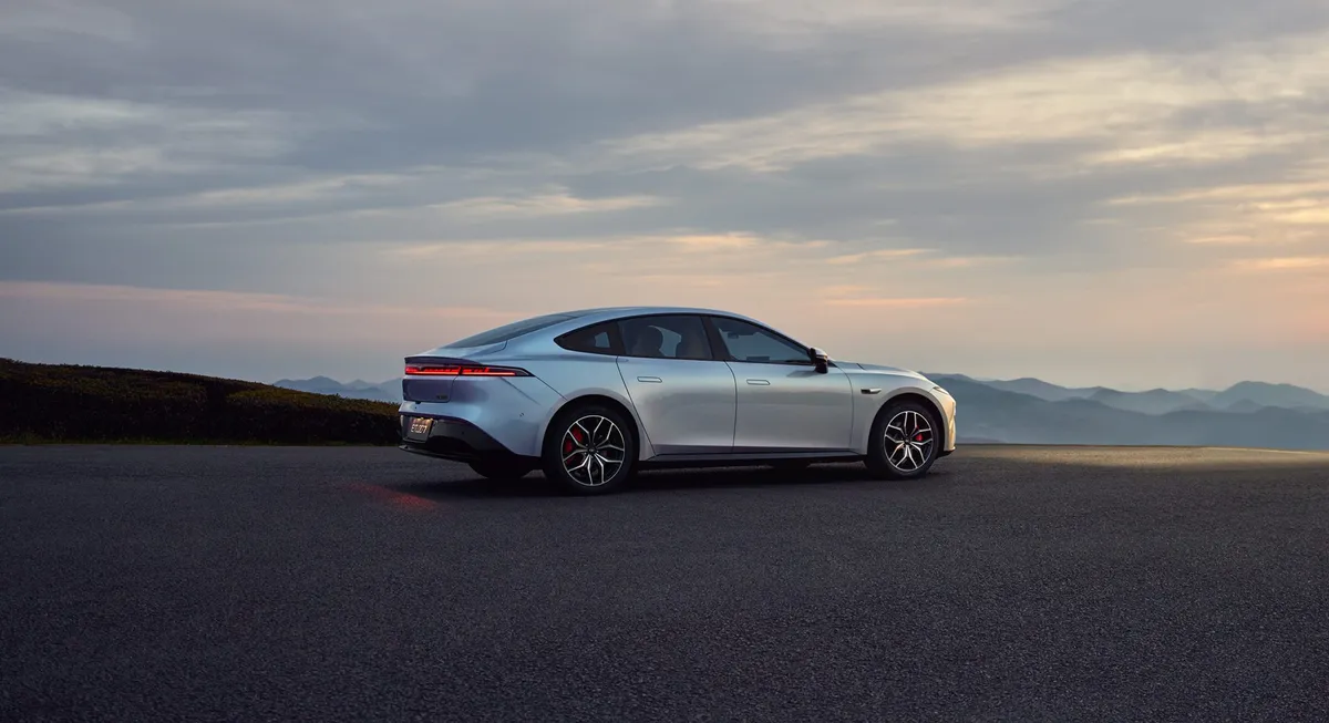 Eπ 007 PHEV détail design