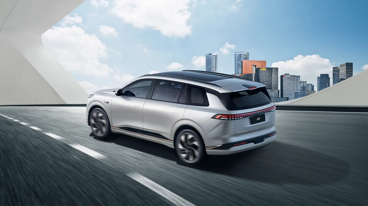 Eπ 008 PHEV profil latéral